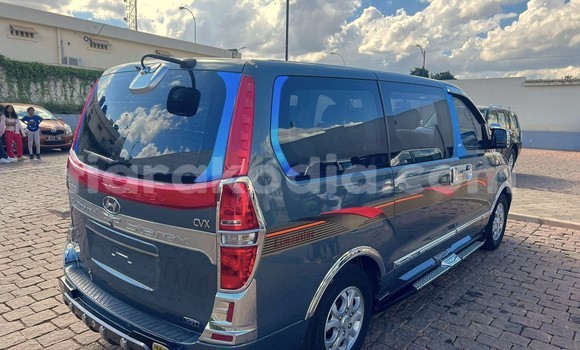 Buy Import Hyundai Grand Starex Blue Car in Antananarivo in Analamanga Buy Import Hyundai Grand Starex Blue Car in Antananarivo in Analamanga
