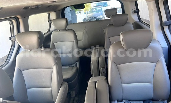 Buy Import Hyundai Grand Starex Blue Car in Antananarivo in Analamanga Buy Import Hyundai Grand Starex Blue Car in Antananarivo in Analamanga