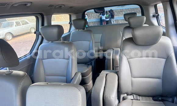 Buy Import Hyundai Grand Starex Blue Car in Antananarivo in Analamanga Buy Import Hyundai Grand Starex Blue Car in Antananarivo in Analamanga