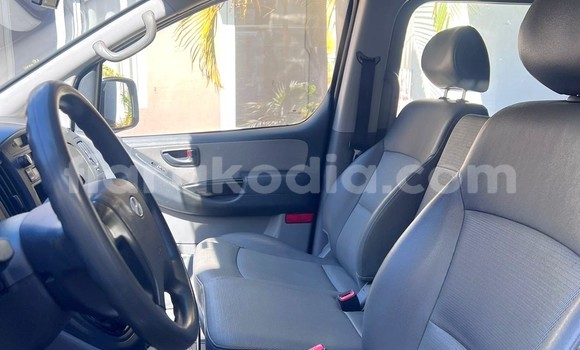 Buy Import Hyundai Grand Starex Blue Car in Antananarivo in Analamanga Buy Import Hyundai Grand Starex Blue Car in Antananarivo in Analamanga