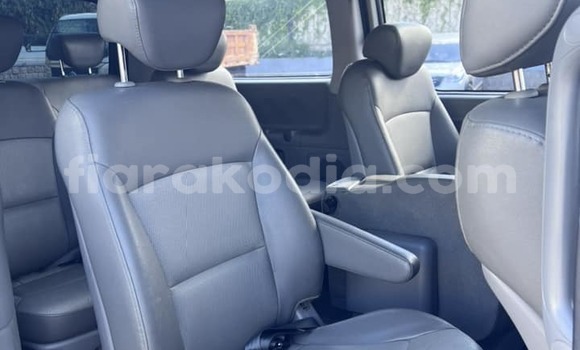 Buy Import Hyundai Grand Starex Blue Car in Antananarivo in Analamanga Buy Import Hyundai Grand Starex Blue Car in Antananarivo in Analamanga