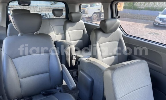 Buy Import Hyundai Grand Starex Blue Car in Antananarivo in Analamanga Buy Import Hyundai Grand Starex Blue Car in Antananarivo in Analamanga