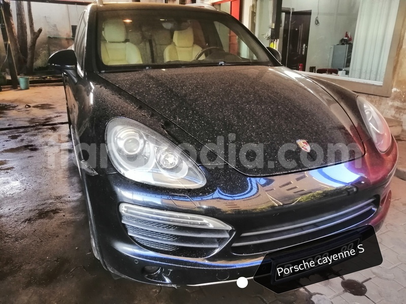 Big with watermark porsche cayenne analamanga antananarivo 7897