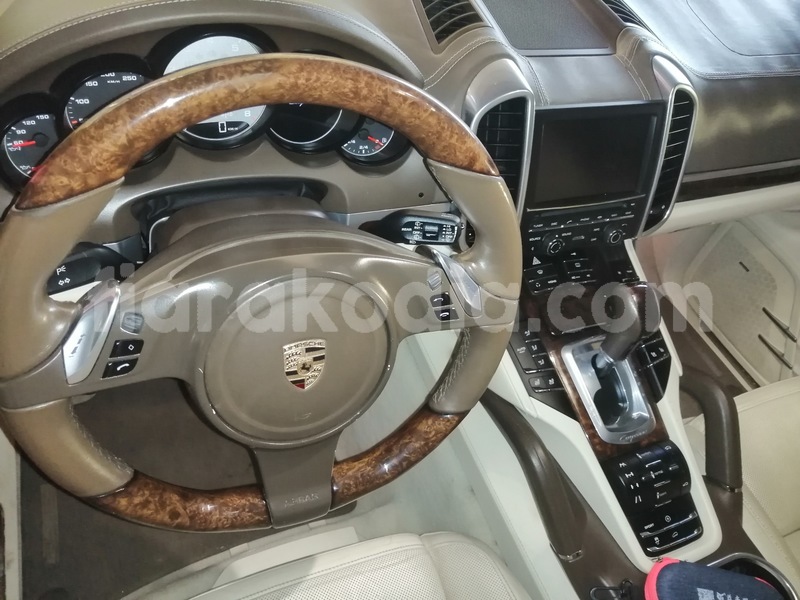 Big with watermark porsche cayenne analamanga antananarivo 7897