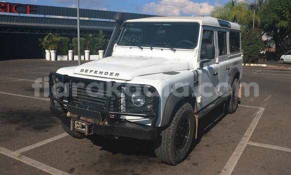 Buy Used Land Rover Defender White Car in Antananarivo in Analamanga