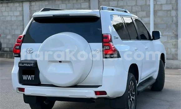 Acheter Occasion Voiture Toyota Prado Blanc à Ambenja, Boeny Acheter Occasion Voiture Toyota Prado Blanc à Ambenja, Boeny