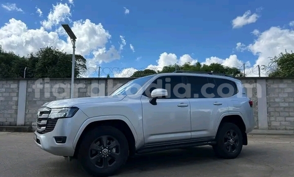 Acheter Occasion Voiture Toyota Land Cruiser Prado Blanc à Ambenja, Boeny Acheter Occasion Voiture Toyota Land Cruiser Prado Blanc à Ambenja, Boeny