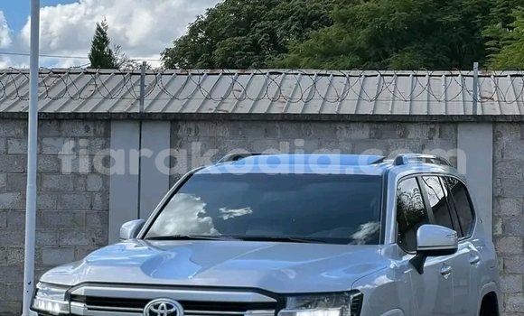 Acheter Occasion Voiture Toyota Land Cruiser Prado Blanc à Ambenja, Boeny Acheter Occasion Voiture Toyota Land Cruiser Prado Blanc à Ambenja, Boeny