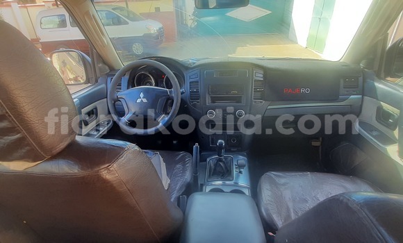 Buy Used Mitsubishi Pajero Green Car in Antsiranana in Diana Buy Used Mitsubishi Pajero Green Car in Antsiranana in Diana
