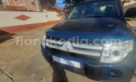 Buy Used Mitsubishi Pajero Green Car in Antsiranana in Diana Buy Used Mitsubishi Pajero Green Car in Antsiranana in Diana