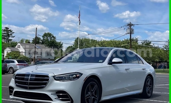 Hividy Mercedes‒Benz S–Class fotsy Car in Ambalavao in High Matsiatra Hividy Mercedes‒Benz S–Class fotsy Car in Ambalavao in High Matsiatra