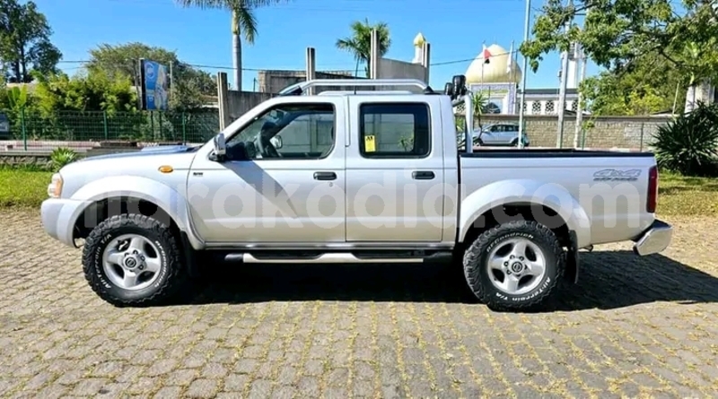 Big with watermark nissan navara analamanga antananarivo 8017