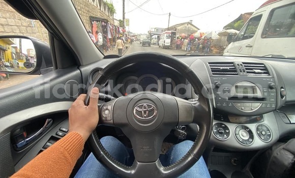 Acheter Occasion Voiture Toyota RAV4 Noir à Ambatofinandrahana, Amoron'i Mania Acheter Occasion Voiture Toyota RAV4 Noir à Ambatofinandrahana, Amoron'i Mania