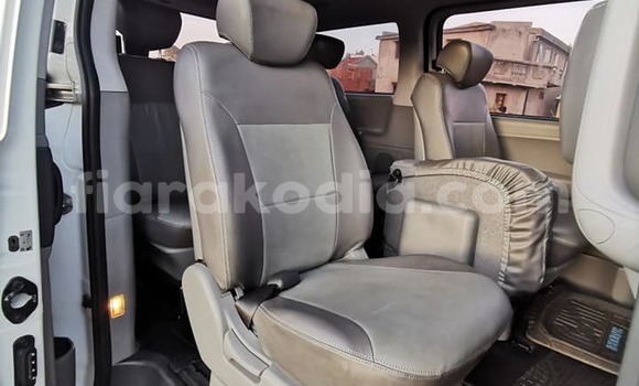 Acheter Occasion Voiture Hyundai H1 Blanc à Ambato Boina, Mahajanga Acheter Occasion Voiture Hyundai H1 Blanc à Ambato Boina, Mahajanga