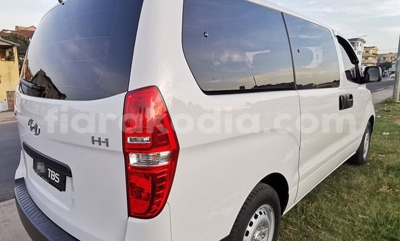 Acheter Occasion Voiture Hyundai H1 Blanc à Ambato Boina, Mahajanga Acheter Occasion Voiture Hyundai H1 Blanc à Ambato Boina, Mahajanga
