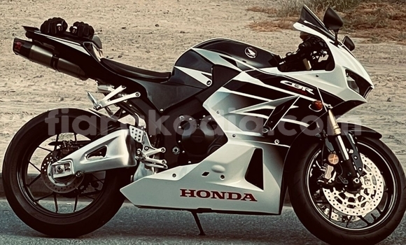 Acheter Occasion Moto Honda CBR Blanc à Ambalavao, Haute Matsiatra