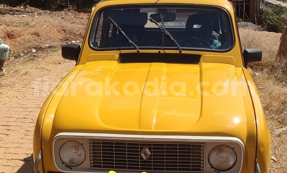 Hividy Renault 4 Hafa Car in Arivonimamo in Itasy