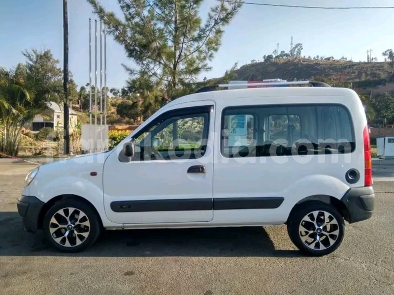 Big with watermark renault kangoo melaky ambatomainty 8153