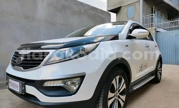 Buy Used Kia Sportage White Car in Ambositra in Amoron'i Mania Buy Used Kia Sportage White Car in Ambositra in Amoron'i Mania
