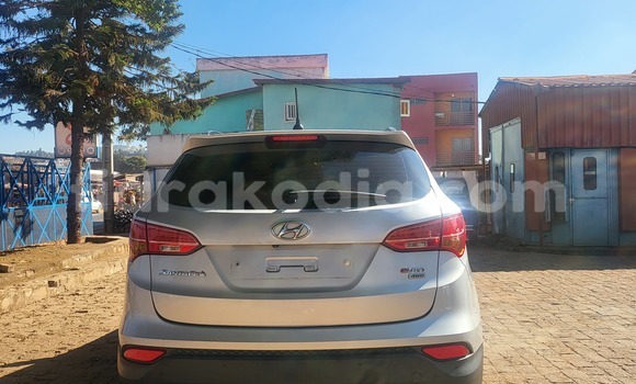 Buy Used Hyundai Santa Fe Silver Car in Antananarivo in Analamanga Buy Used Hyundai Santa Fe Silver Car in Antananarivo in Analamanga