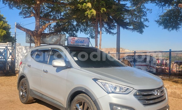 Buy Used Hyundai Santa Fe Silver Car in Antananarivo in Analamanga Buy Used Hyundai Santa Fe Silver Car in Antananarivo in Analamanga