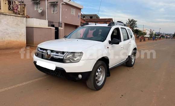 Buy Used Dacia Duster White Car in Antananarivo in Analamanga Buy Used Dacia Duster White Car in Antananarivo in Analamanga