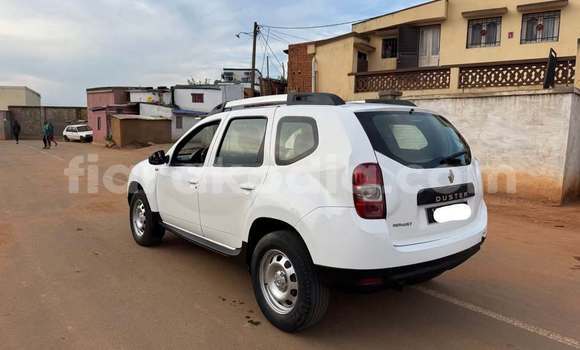 Buy Used Dacia Duster White Car in Antananarivo in Analamanga Buy Used Dacia Duster White Car in Antananarivo in Analamanga