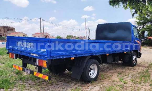 Hividy Hyundai Marcia Blue Car in Antananarivo in Analamanga Hividy Hyundai Marcia Blue Car in Antananarivo in Analamanga