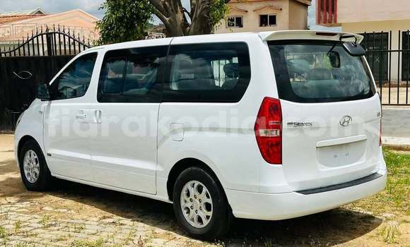 Hividy Hyundai Grand Starex fotsy Car in Antananarivo in Analamanga Hividy Hyundai Grand Starex fotsy Car in Antananarivo in Analamanga