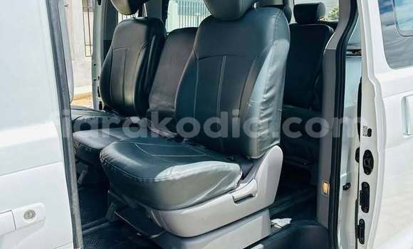 Hividy Hyundai Grand Starex fotsy Car in Antananarivo in Analamanga Hividy Hyundai Grand Starex fotsy Car in Antananarivo in Analamanga