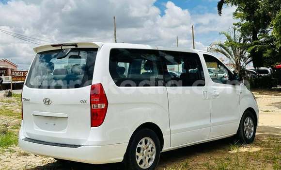 Hividy Hyundai Grand Starex fotsy Car in Antananarivo in Analamanga Hividy Hyundai Grand Starex fotsy Car in Antananarivo in Analamanga