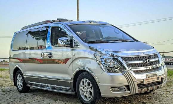 Hividy Hyundai Grand Starex fotsy Car in Antananarivo in Analamanga Hividy Hyundai Grand Starex fotsy Car in Antananarivo in Analamanga
