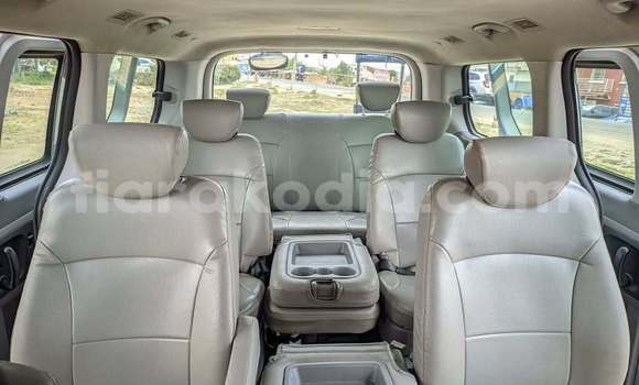 Hividy Hyundai Grand Starex fotsy Car in Antananarivo in Analamanga Hividy Hyundai Grand Starex fotsy Car in Antananarivo in Analamanga