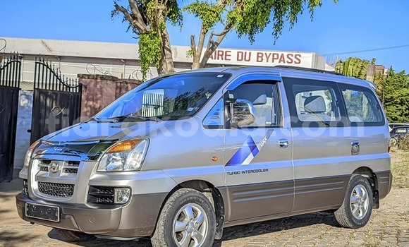 Acheter Occasion Voiture Hyundai Starex Gris à Antananarivo, Analamanga Acheter Occasion Voiture Hyundai Starex Gris à Antananarivo, Analamanga