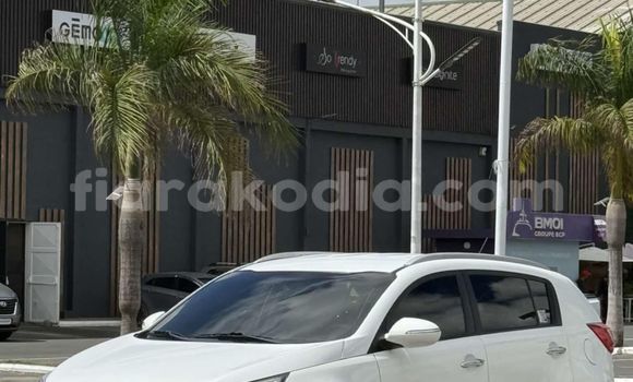 Acheter Occasion Voiture Kia Sportage Blanc à Antananarivo, Analamanga Acheter Occasion Voiture Kia Sportage Blanc à Antananarivo, Analamanga