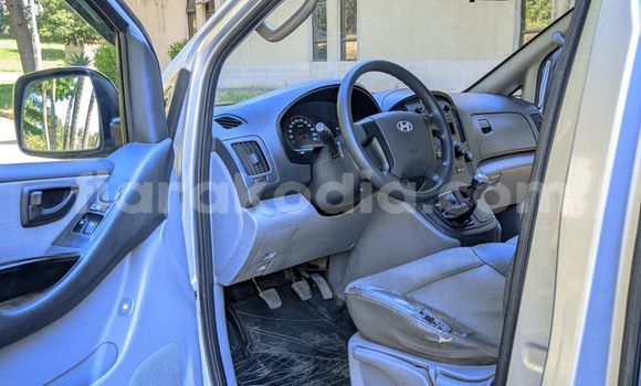 Acheter Occasion Voiture Hyundai Grand Starex Gris à Antananarivo, Analamanga Acheter Occasion Voiture Hyundai Grand Starex Gris à Antananarivo, Analamanga