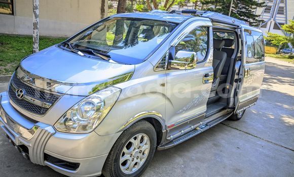 Acheter Occasion Voiture Hyundai Grand Starex Gris à Antananarivo, Analamanga Acheter Occasion Voiture Hyundai Grand Starex Gris à Antananarivo, Analamanga
