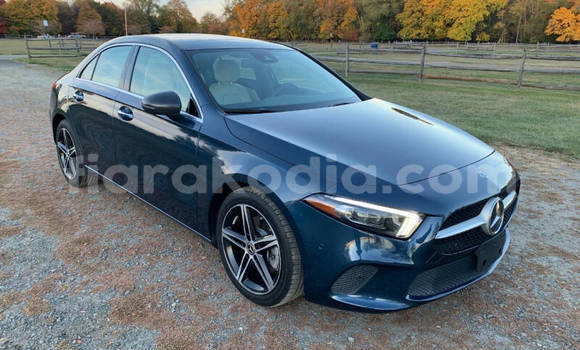 Hividy Mercedes-Benz A200 Blue Car in Antananarivo in Analamanga Hividy Mercedes-Benz A200 Blue Car in Antananarivo in Analamanga