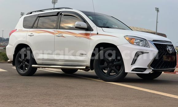 Hividy Toyota RAV4 fotsy Car in Antananarivo in Analamanga Hividy Toyota RAV4 fotsy Car in Antananarivo in Analamanga