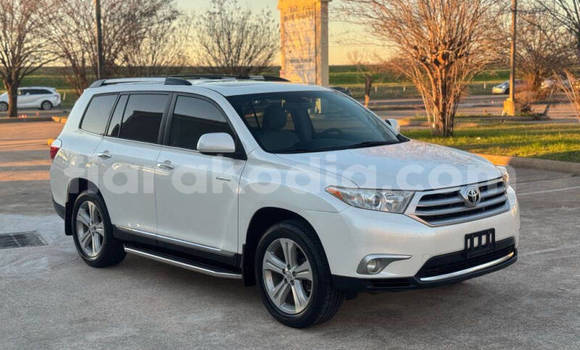 Buy Used Toyota Highlander White Car in Antananarivo in Analamanga Buy Used Toyota Highlander White Car in Antananarivo in Analamanga