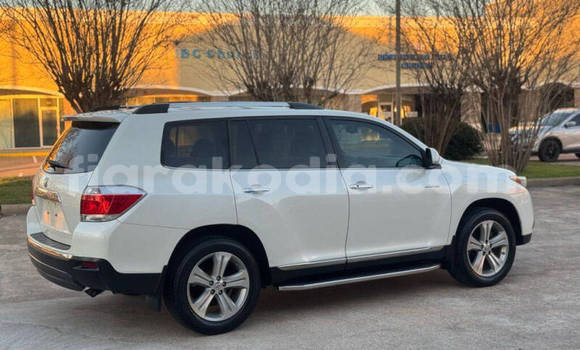 Buy Used Toyota Highlander White Car in Antananarivo in Analamanga Buy Used Toyota Highlander White Car in Antananarivo in Analamanga