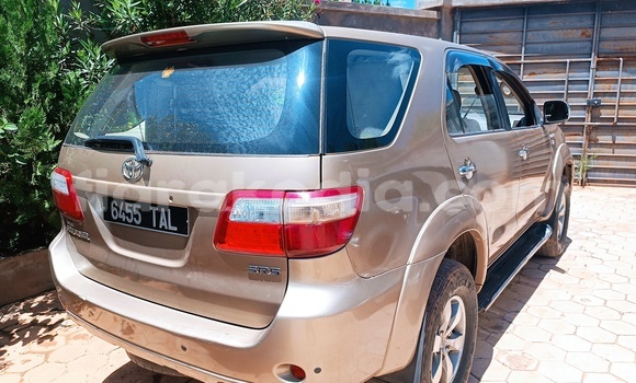 Buy Used Toyota Fortuner Beige Car in Antananarivo in Analamanga Buy Used Toyota Fortuner Beige Car in Antananarivo in Analamanga