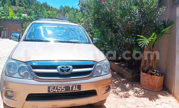 Buy Used Toyota Fortuner Beige Car in Antananarivo in Analamanga Buy Used Toyota Fortuner Beige Car in Antananarivo in Analamanga