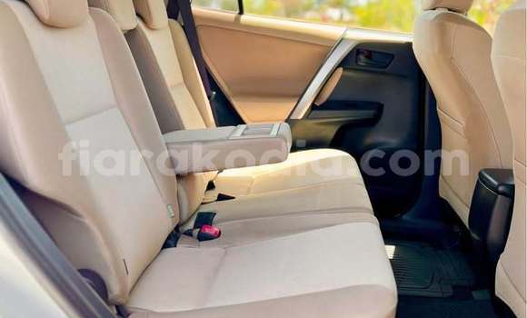 Acheter Occasion Voiture Toyota RAV4 Blanc à Antananarivo, Analamanga Acheter Occasion Voiture Toyota RAV4 Blanc à Antananarivo, Analamanga