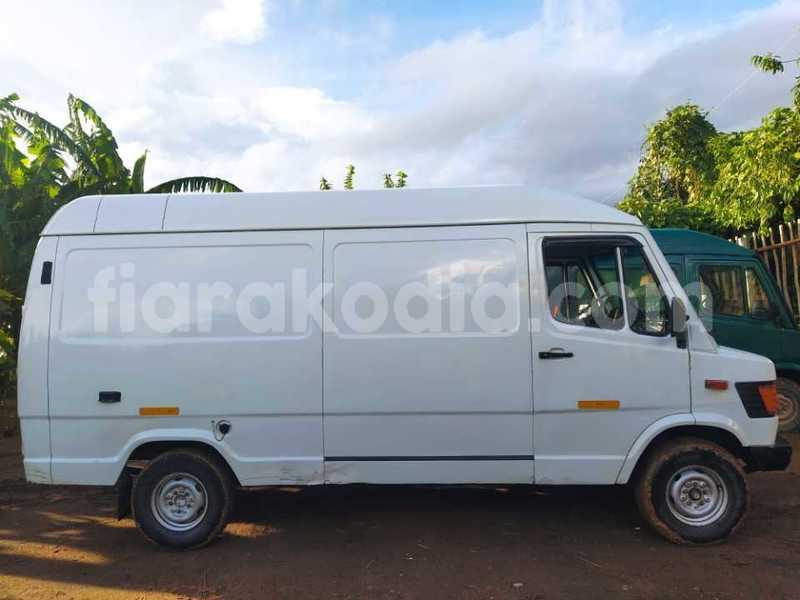 Big with watermark mercedes benz 200 analamanga antananarivo 8659