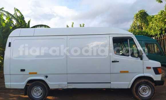 Acheter Occasion Voiture Mercedes‒Benz 200 Blanc à Antananarivo, Analamanga Acheter Occasion Voiture Mercedes‒Benz 200 Blanc à Antananarivo, Analamanga